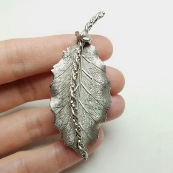 Vintage Leaf Brooch, Silver Tone Lapel Pin, Detailed Natural Style, Estate - Picture 1 of 5